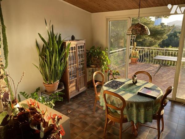 Maison T5, 120 m² environ, avec piscine, sur 2185 m² de terrain clos vue mer.