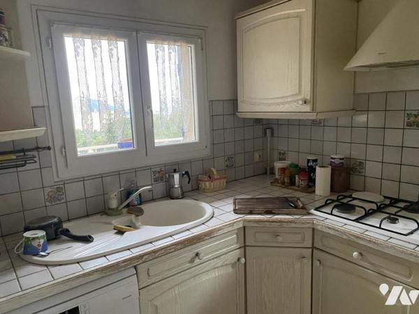 Maison T5, 120 m² environ, avec piscine, sur 2185 m² de terrain clos vue mer.