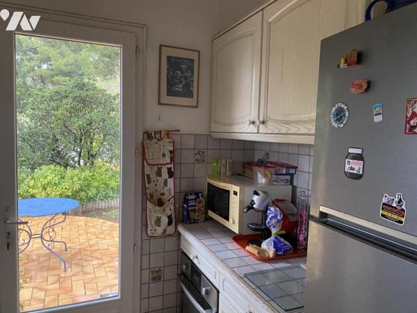 Maison T5, 120 m² environ, avec piscine, sur 2185 m² de terrain clos vue mer.