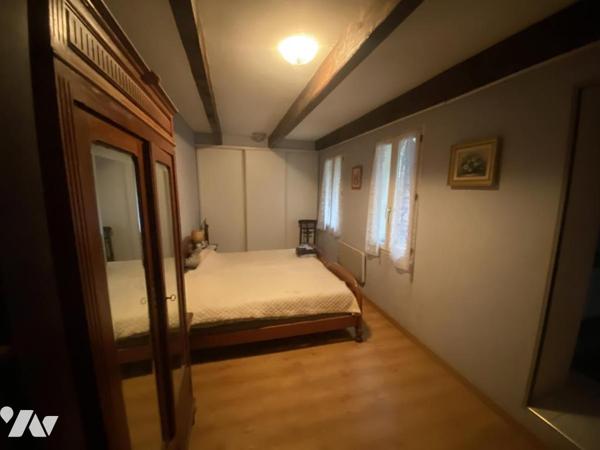 Maison T5, 120 m² environ, avec piscine, sur 2185 m² de terrain clos vue mer.