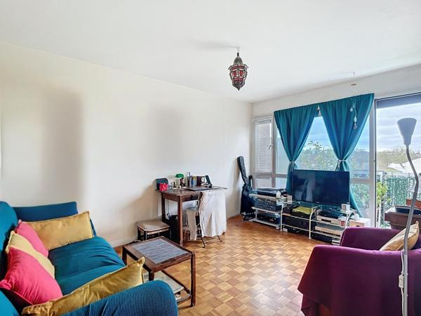 T2 dernier étage vue dégagée et balcon filant