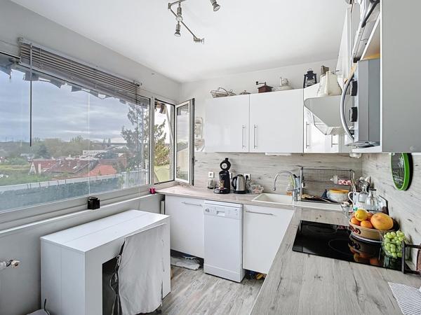 T2 dernier étage vue dégagée et balcon filant