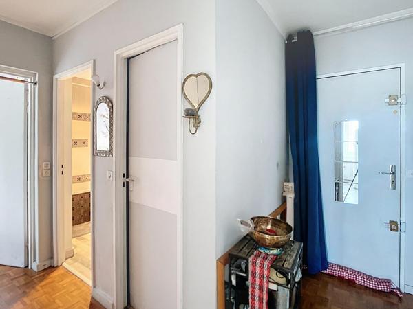 T2 dernier étage vue dégagée et balcon filant