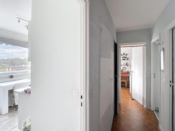 T2 dernier étage vue dégagée et balcon filant