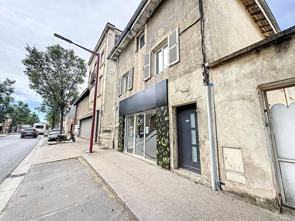 A vendre : IDEAL INVESTISSEUR ! Immeuble avec local commercial et appartement T2 loués - 71680 CRECHES SUR SAONE (71680)