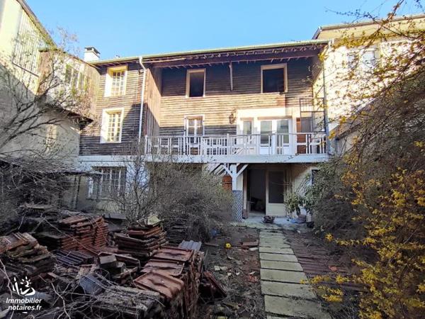 SAINTE MENEHOULD - Hyper centre
Ensemble immobilier avec appartement, cour, dépendances