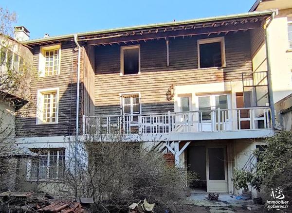 SAINTE MENEHOULD - Hyper centre
Ensemble immobilier avec appartement, cour, dépendances