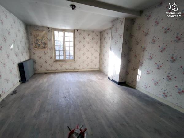 SAINTE MENEHOULD - Hyper centre
Ensemble immobilier avec appartement, cour, dépendances