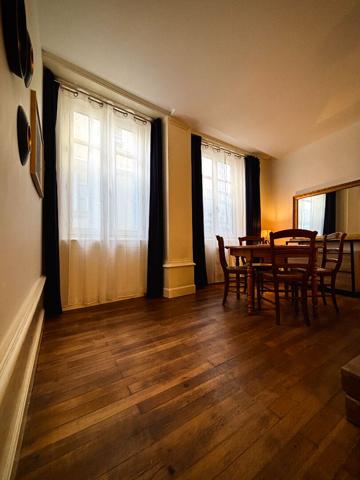 Laval coeur de ville appartement de plein pied, avec cour privative.