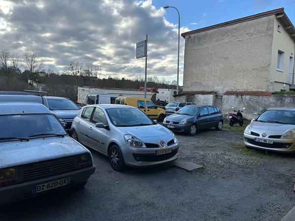 Fonds De Commerce
        
        - 620 m²