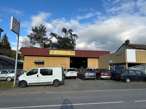 Fonds De Commerce
        
        - 620 m²