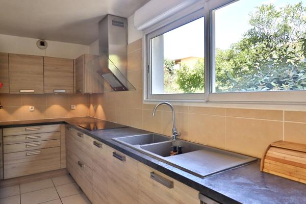 Trois chambres, grand jardin, aucun travaux, accès autoroutier aisés.