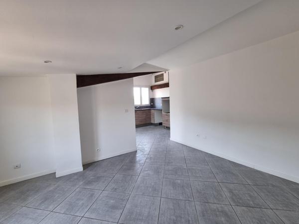 Appartement T2, entièrement refait à neuf.