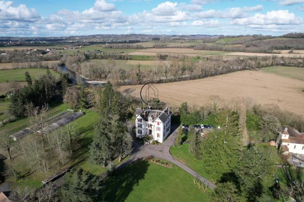 Espiute (64390) Domaine avec Château et dépendances