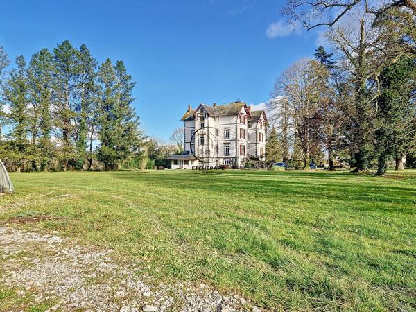 Espiute (64390) Domaine avec Château et dépendances