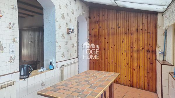 Maison semi individuelle - 2 grandes chambres - jardins - garage double porte - combles - a renover