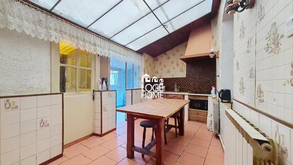 Maison semi individuelle - 2 grandes chambres - jardins - garage double porte - combles - a renover