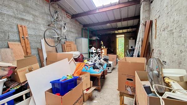 Maison semi individuelle - 2 grandes chambres - jardins - garage double porte - combles - a renover