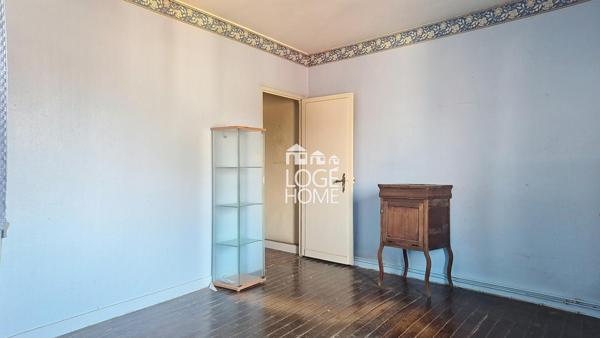 Maison semi individuelle - 2 grandes chambres - jardins - garage double porte - combles - a renover