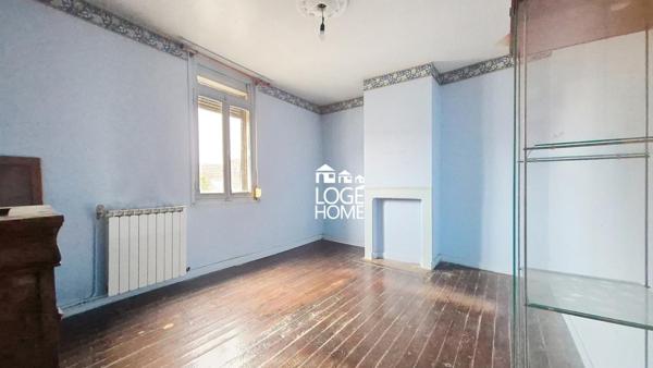 Maison semi individuelle - 2 grandes chambres - jardins - garage double porte - combles - a renover