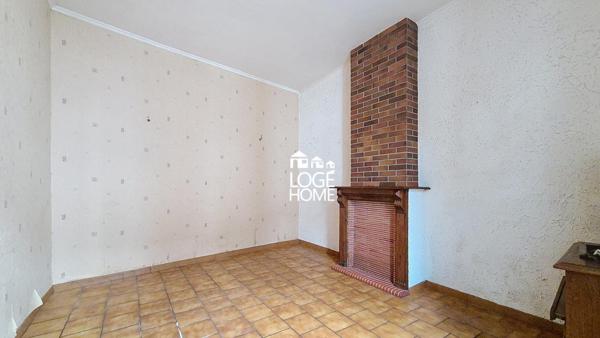 Maison semi individuelle - 2 grandes chambres - jardins - garage double porte - combles - a renover