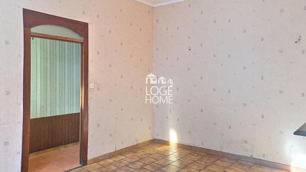 Maison semi individuelle - 2 grandes chambres - jardins - garage double porte - combles - a renover