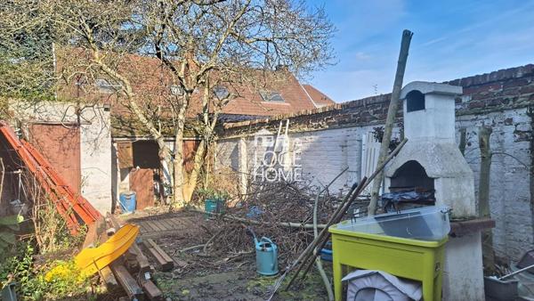 Maison semi individuelle - 2 grandes chambres - jardins - garage double porte - combles - a renover
