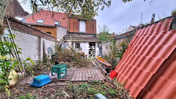 Maison semi individuelle - 2 grandes chambres - jardins - garage double porte - combles - a renover
