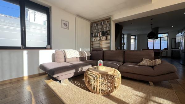 Maison coup de coeur, idéalement située, au calme, au pied du tram et des commerces