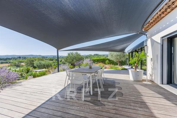 Pierrevert vue panoramique sur le Luberon et le Golf