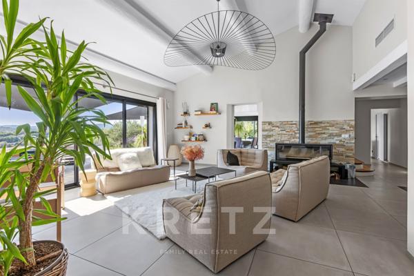 Pierrevert vue panoramique sur le Luberon et le Golf