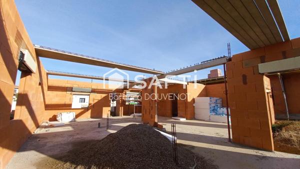 Villa contemporaine de 111 m² sur 504 m² de terrain - 3 chambres, garage, jardin, piscine.