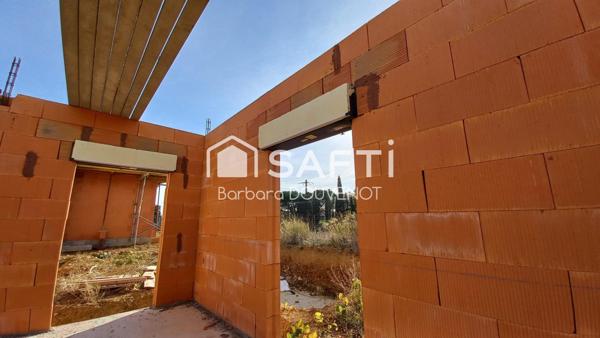 Villa contemporaine de 111 m² sur 504 m² de terrain - 3 chambres, garage, jardin, piscine.