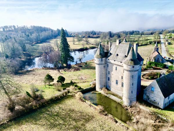 Château médiéval du XVème siècle - 13 ha, 2 appartements, cinéma, lac, héliport, piscine intérieure, spa