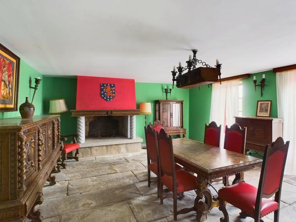 Château médiéval du XVème siècle - 13 ha, 2 appartements, cinéma, lac, héliport, piscine intérieure, spa