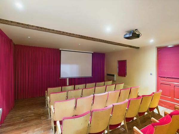 Château médiéval du XVème siècle - 13 ha, 2 appartements, cinéma, lac, héliport, piscine intérieure, spa