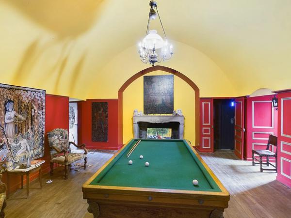 Château médiéval du XVème siècle - 13 ha, 2 appartements, cinéma, lac, héliport, piscine intérieure, spa