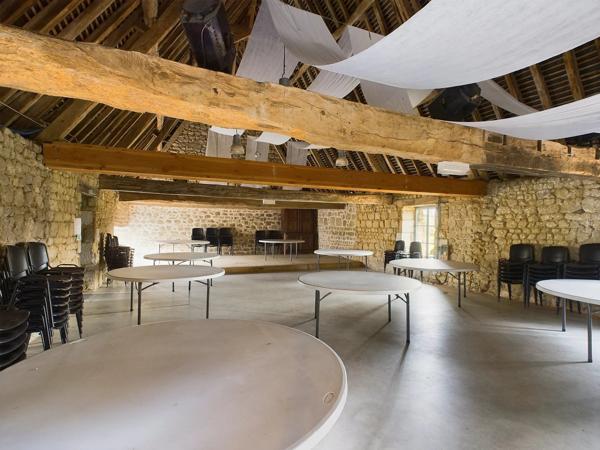 Château médiéval du XVème siècle - 13 ha, 2 appartements, cinéma, lac, héliport, piscine intérieure, spa