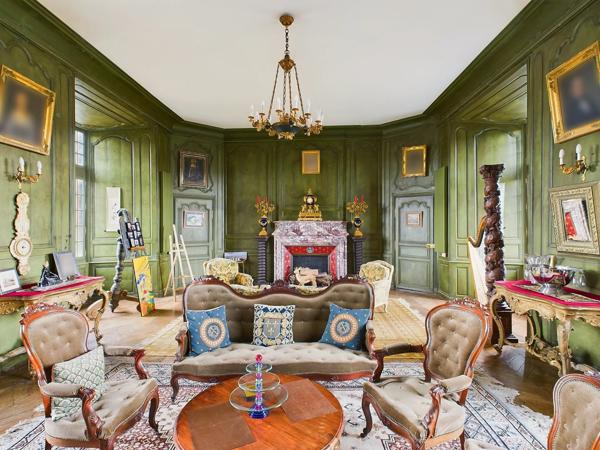 Château médiéval du XVème siècle - 13 ha, 2 appartements, cinéma, lac, héliport, piscine intérieure, spa