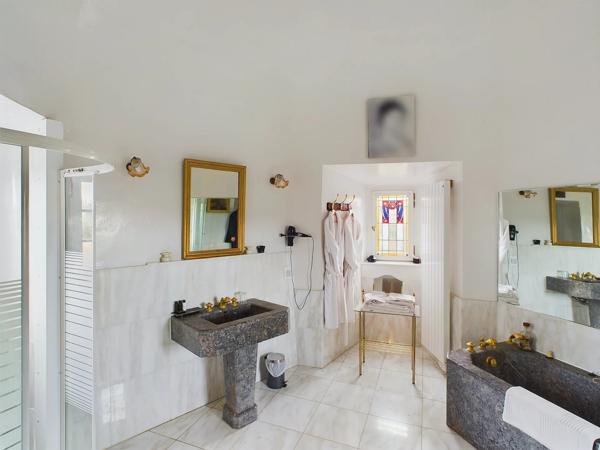 Château médiéval du XVème siècle - 13 ha, 2 appartements, cinéma, lac, héliport, piscine intérieure, spa