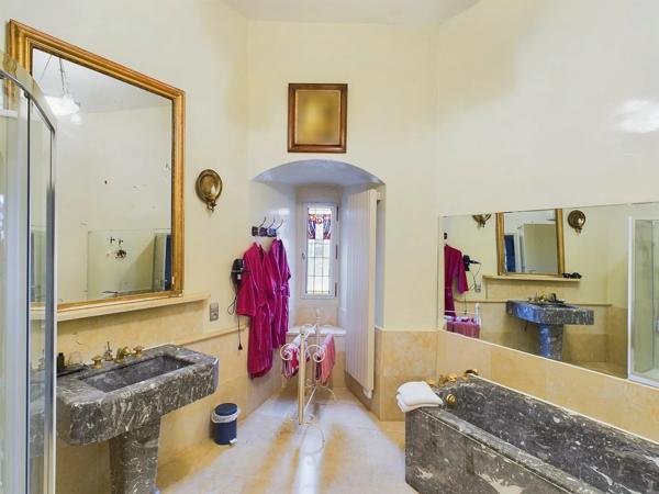 Château médiéval du XVème siècle - 13 ha, 2 appartements, cinéma, lac, héliport, piscine intérieure, spa