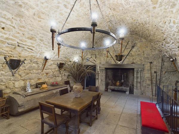 Château médiéval du XVème siècle - 13 ha, 2 appartements, cinéma, lac, héliport, piscine intérieure, spa