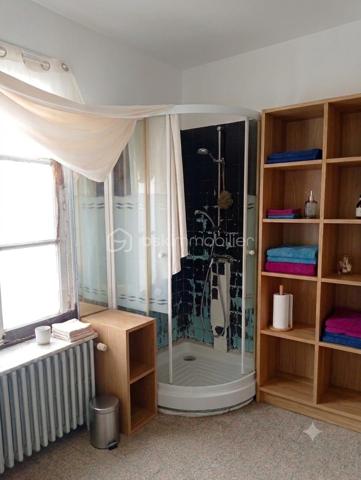 Nemours centre, maison individuelle de 5 pièces offrant 93 m² habitables, idéalement située à 15 minutes à pied de la gare (Accès Paris Gare de Lyon). Bâtie sur une parcelle close de 285 m², cette maison saine offre un très fort potentiel d'évolution.

Elle est construite sur 3 niveaux et configurée comme suit :

- Rez-de-chaussée : Une entrée distribuant une cuisine, un salon lumineux, une première chambre, ainsi qu’une salle de bain et des WC séparés.
- 1er étage : Dessert 3 chambres supplémentaires.
- Sous-sol complet : Comprenant 2 espaces de stockage total et 2 garages fermés.

Les extérieurs : Vous profiterez d'un jardin clos à l'arrière, parfait pour les enfants ou les moments de détente. Un abri de jardin vient compléter la parcelle.
Potentiel d'agrandissement : Avis aux investisseurs ou familles en quête d’espace : 

Un sous sol de 78m2 au total
Possibilité d'extension en hauteur en construisant au-dessus de l'un des garages.

État du bien :
Structure et gros œuvre en parfait état (maison saine). Un rafraîchissement global des intérieurs est à prévoir (enduits, peintures, revêtements de sols) ainsi qu'une rénovation énergétique globale

Une superbe opportunité de façonner votre future maison à votre goût tout en bénéficiant d'aides à la rénovation !