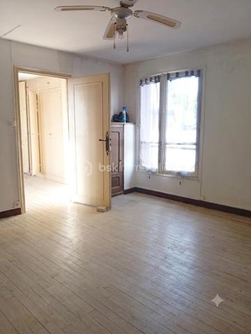 Nemours centre, maison individuelle de 5 pièces offrant 93 m² habitables, idéalement située à 15 minutes à pied de la gare (Accès Paris Gare de Lyon). Bâtie sur une parcelle close de 285 m², cette maison saine offre un très fort potentiel d'évolution.

Elle est construite sur 3 niveaux et configurée comme suit :

- Rez-de-chaussée : Une entrée distribuant une cuisine, un salon lumineux, une première chambre, ainsi qu’une salle de bain et des WC séparés.
- 1er étage : Dessert 3 chambres supplémentaires.
- Sous-sol complet : Comprenant 2 espaces de stockage total et 2 garages fermés.

Les extérieurs : Vous profiterez d'un jardin clos à l'arrière, parfait pour les enfants ou les moments de détente. Un abri de jardin vient compléter la parcelle.
Potentiel d'agrandissement : Avis aux investisseurs ou familles en quête d’espace : 

Un sous sol de 78m2 au total
Possibilité d'extension en hauteur en construisant au-dessus de l'un des garages.

État du bien :
Structure et gros œuvre en parfait état (maison saine). Un rafraîchissement global des intérieurs est à prévoir (enduits, peintures, revêtements de sols) ainsi qu'une rénovation énergétique globale

Une superbe opportunité de façonner votre future maison à votre goût tout en bénéficiant d'aides à la rénovation !