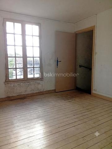 Nemours centre, maison individuelle de 5 pièces offrant 93 m² habitables, idéalement située à 15 minutes à pied de la gare (Accès Paris Gare de Lyon). Bâtie sur une parcelle close de 285 m², cette maison saine offre un très fort potentiel d'évolution.

Elle est construite sur 3 niveaux et configurée comme suit :

- Rez-de-chaussée : Une entrée distribuant une cuisine, un salon lumineux, une première chambre, ainsi qu’une salle de bain et des WC séparés.
- 1er étage : Dessert 3 chambres supplémentaires.
- Sous-sol complet : Comprenant 2 espaces de stockage total et 2 garages fermés.

Les extérieurs : Vous profiterez d'un jardin clos à l'arrière, parfait pour les enfants ou les moments de détente. Un abri de jardin vient compléter la parcelle.
Potentiel d'agrandissement : Avis aux investisseurs ou familles en quête d’espace : 

Un sous sol de 78m2 au total
Possibilité d'extension en hauteur en construisant au-dessus de l'un des garages.

État du bien :
Structure et gros œuvre en parfait état (maison saine). Un rafraîchissement global des intérieurs est à prévoir (enduits, peintures, revêtements de sols) ainsi qu'une rénovation énergétique globale

Une superbe opportunité de façonner votre future maison à votre goût tout en bénéficiant d'aides à la rénovation !
