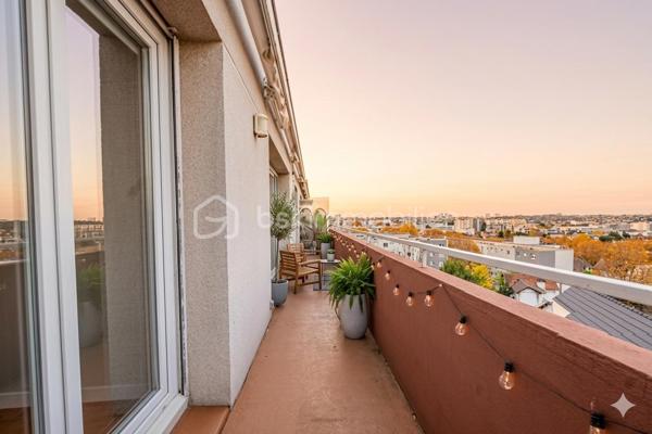 📍 Emplacement privilégié – exposition plein sud

Découvrez ce superbe appartement T4 de 83 m² situé au dernier étage d’une résidence calme.
Baigné de lumière grâce à son exposition plein sud, il offre un cadre de vie paisible et sans vis-à-vis.

L’entrée s’ouvre sur un spacieux séjour de 20 m² donnant accès à un grand balcon filant offrant une vue imprenable, également accessible depuis deux des trois chambres. Possibilité de créer un salon de 30 m2 en supprimant une chambre.
En face du salon, une cuisine moderne, aménagée et entièrement équipée vous permettra de profiter pleinement de l’espace de vie.

L’appartement dispose de trois belles chambres, d’une grande salle de bain, de WC séparés et de nombreux rangements pour un confort optimal.

Les prestations sont au rendez-vous :
	•	Double vitrage PVC de qualité
	•	Grande cave de plus de 10 m²
	•	Deux places de stationnement privatives et sécurisées

Un bien rare sur le secteur, idéal pour une famille ou un couple en quête d’espace et de tranquillité.
Coup de cœur garanti pour son calme, sa luminosité et sa vue dégagée !