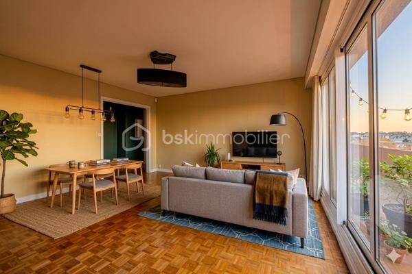 📍 Emplacement privilégié – exposition plein sud

Découvrez ce superbe appartement T4 de 83 m² situé au dernier étage d’une résidence calme.
Baigné de lumière grâce à son exposition plein sud, il offre un cadre de vie paisible et sans vis-à-vis.

L’entrée s’ouvre sur un spacieux séjour de 20 m² donnant accès à un grand balcon filant offrant une vue imprenable, également accessible depuis deux des trois chambres. Possibilité de créer un salon de 30 m2 en supprimant une chambre.
En face du salon, une cuisine moderne, aménagée et entièrement équipée vous permettra de profiter pleinement de l’espace de vie.

L’appartement dispose de trois belles chambres, d’une grande salle de bain, de WC séparés et de nombreux rangements pour un confort optimal.

Les prestations sont au rendez-vous :
	•	Double vitrage PVC de qualité
	•	Grande cave de plus de 10 m²
	•	Deux places de stationnement privatives et sécurisées

Un bien rare sur le secteur, idéal pour une famille ou un couple en quête d’espace et de tranquillité.
Coup de cœur garanti pour son calme, sa luminosité et sa vue dégagée !