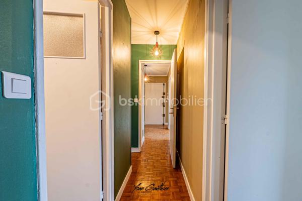 📍 Emplacement privilégié – exposition plein sud

Découvrez ce superbe appartement T4 de 83 m² situé au dernier étage d’une résidence calme.
Baigné de lumière grâce à son exposition plein sud, il offre un cadre de vie paisible et sans vis-à-vis.

L’entrée s’ouvre sur un spacieux séjour de 20 m² donnant accès à un grand balcon filant offrant une vue imprenable, également accessible depuis deux des trois chambres. Possibilité de créer un salon de 30 m2 en supprimant une chambre.
En face du salon, une cuisine moderne, aménagée et entièrement équipée vous permettra de profiter pleinement de l’espace de vie.

L’appartement dispose de trois belles chambres, d’une grande salle de bain, de WC séparés et de nombreux rangements pour un confort optimal.

Les prestations sont au rendez-vous :
	•	Double vitrage PVC de qualité
	•	Grande cave de plus de 10 m²
	•	Deux places de stationnement privatives et sécurisées

Un bien rare sur le secteur, idéal pour une famille ou un couple en quête d’espace et de tranquillité.
Coup de cœur garanti pour son calme, sa luminosité et sa vue dégagée !