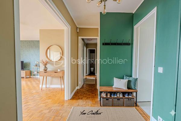 📍 Emplacement privilégié – exposition plein sud

Découvrez ce superbe appartement T4 de 83 m² situé au dernier étage d’une résidence calme.
Baigné de lumière grâce à son exposition plein sud, il offre un cadre de vie paisible et sans vis-à-vis.

L’entrée s’ouvre sur un spacieux séjour de 20 m² donnant accès à un grand balcon filant offrant une vue imprenable, également accessible depuis deux des trois chambres. Possibilité de créer un salon de 30 m2 en supprimant une chambre.
En face du salon, une cuisine moderne, aménagée et entièrement équipée vous permettra de profiter pleinement de l’espace de vie.

L’appartement dispose de trois belles chambres, d’une grande salle de bain, de WC séparés et de nombreux rangements pour un confort optimal.

Les prestations sont au rendez-vous :
	•	Double vitrage PVC de qualité
	•	Grande cave de plus de 10 m²
	•	Deux places de stationnement privatives et sécurisées

Un bien rare sur le secteur, idéal pour une famille ou un couple en quête d’espace et de tranquillité.
Coup de cœur garanti pour son calme, sa luminosité et sa vue dégagée !