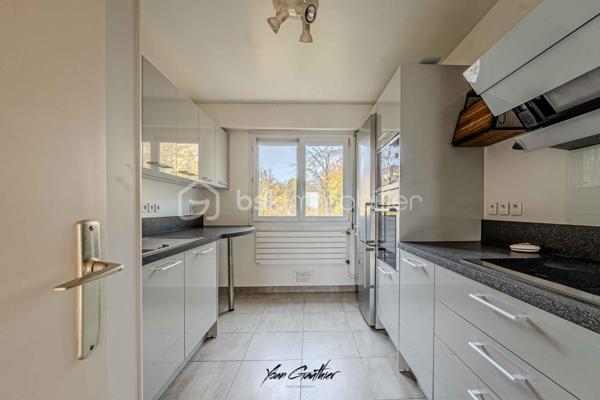 📍 Emplacement privilégié – exposition plein sud

Découvrez ce superbe appartement T4 de 83 m² situé au dernier étage d’une résidence calme.
Baigné de lumière grâce à son exposition plein sud, il offre un cadre de vie paisible et sans vis-à-vis.

L’entrée s’ouvre sur un spacieux séjour de 20 m² donnant accès à un grand balcon filant offrant une vue imprenable, également accessible depuis deux des trois chambres. Possibilité de créer un salon de 30 m2 en supprimant une chambre.
En face du salon, une cuisine moderne, aménagée et entièrement équipée vous permettra de profiter pleinement de l’espace de vie.

L’appartement dispose de trois belles chambres, d’une grande salle de bain, de WC séparés et de nombreux rangements pour un confort optimal.

Les prestations sont au rendez-vous :
	•	Double vitrage PVC de qualité
	•	Grande cave de plus de 10 m²
	•	Deux places de stationnement privatives et sécurisées

Un bien rare sur le secteur, idéal pour une famille ou un couple en quête d’espace et de tranquillité.
Coup de cœur garanti pour son calme, sa luminosité et sa vue dégagée !